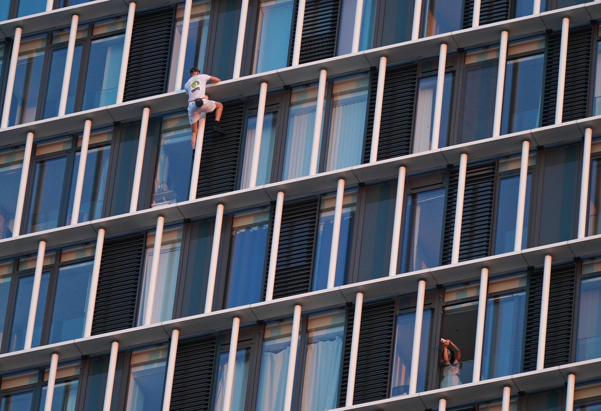 英国男子半小时徒手爬上36层大楼