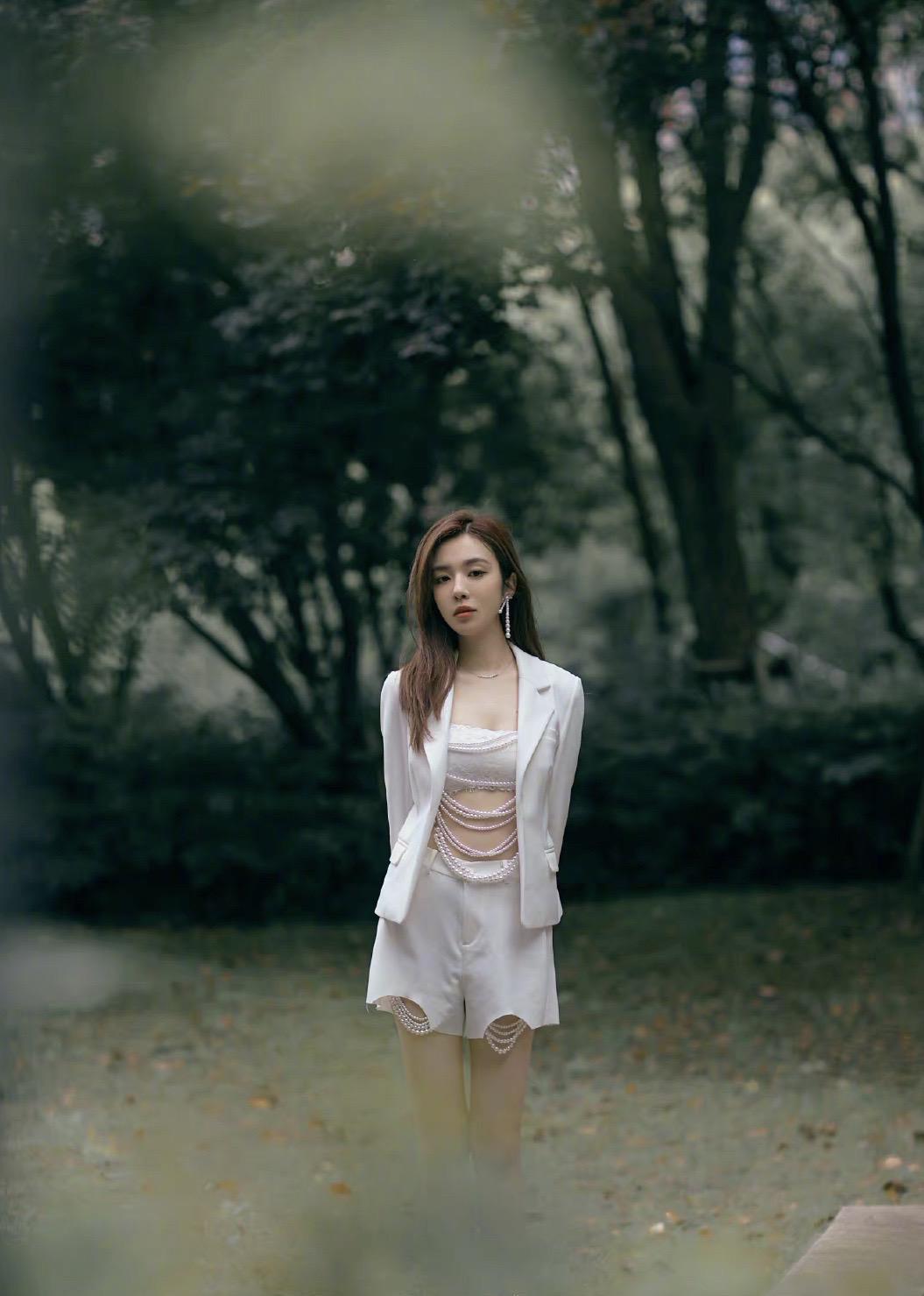 王晓晨夏日写真,白色西装白色短裤内搭,性感亮点