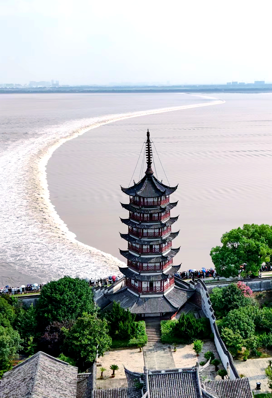 海宁盐官古城探秘:观潮与文化的新体验