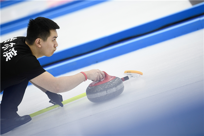 从冰壶的构造看,冰壶为圆弧状,由不含云母的花岗岩制成,底部是一个