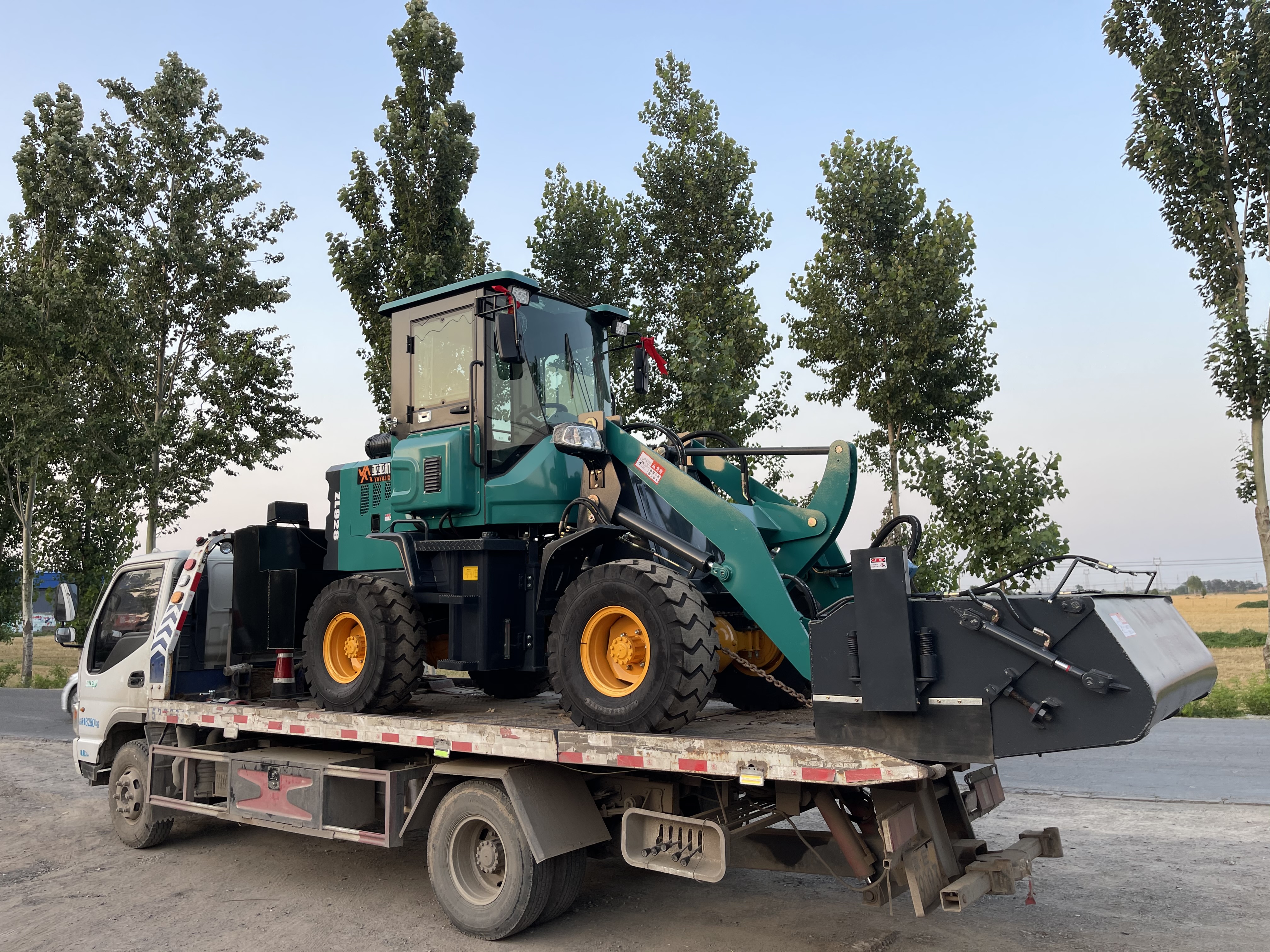 多功能道路扫地机:一机多用,高效清扫工程利器
