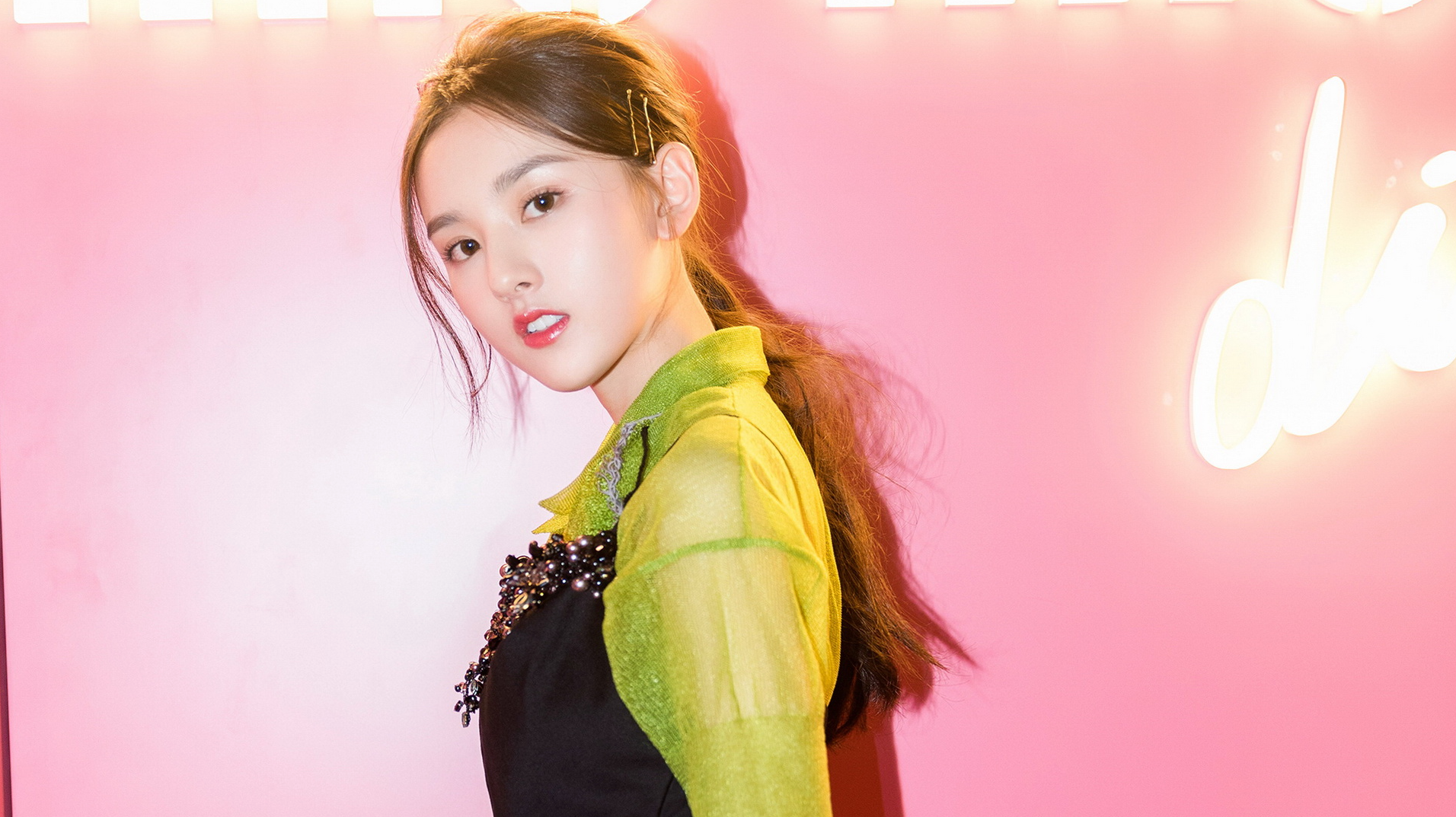 00后浓颜系小花蒋依依,1/4的德国混血颜,英气又明艳有女主相