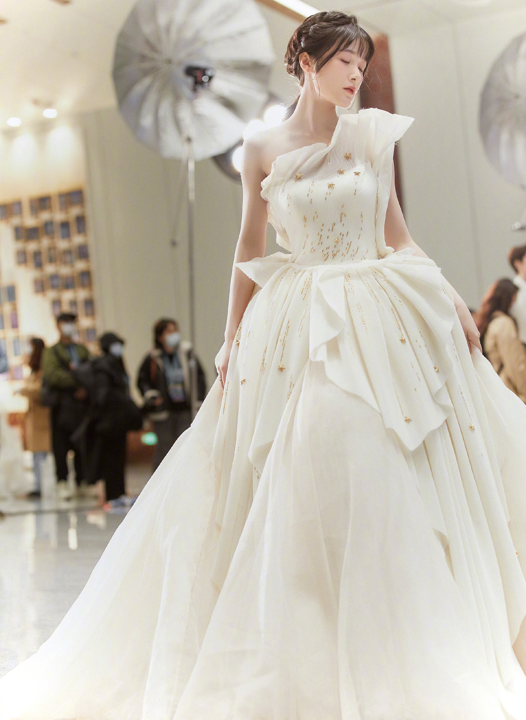 徐娇穿露背长裙亮相,"身形饱满"惹争议,评论区污言秽语