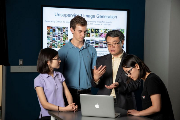 首席研究员陈怡然与杜克大学计算进化智能（CEI）实验室的学生