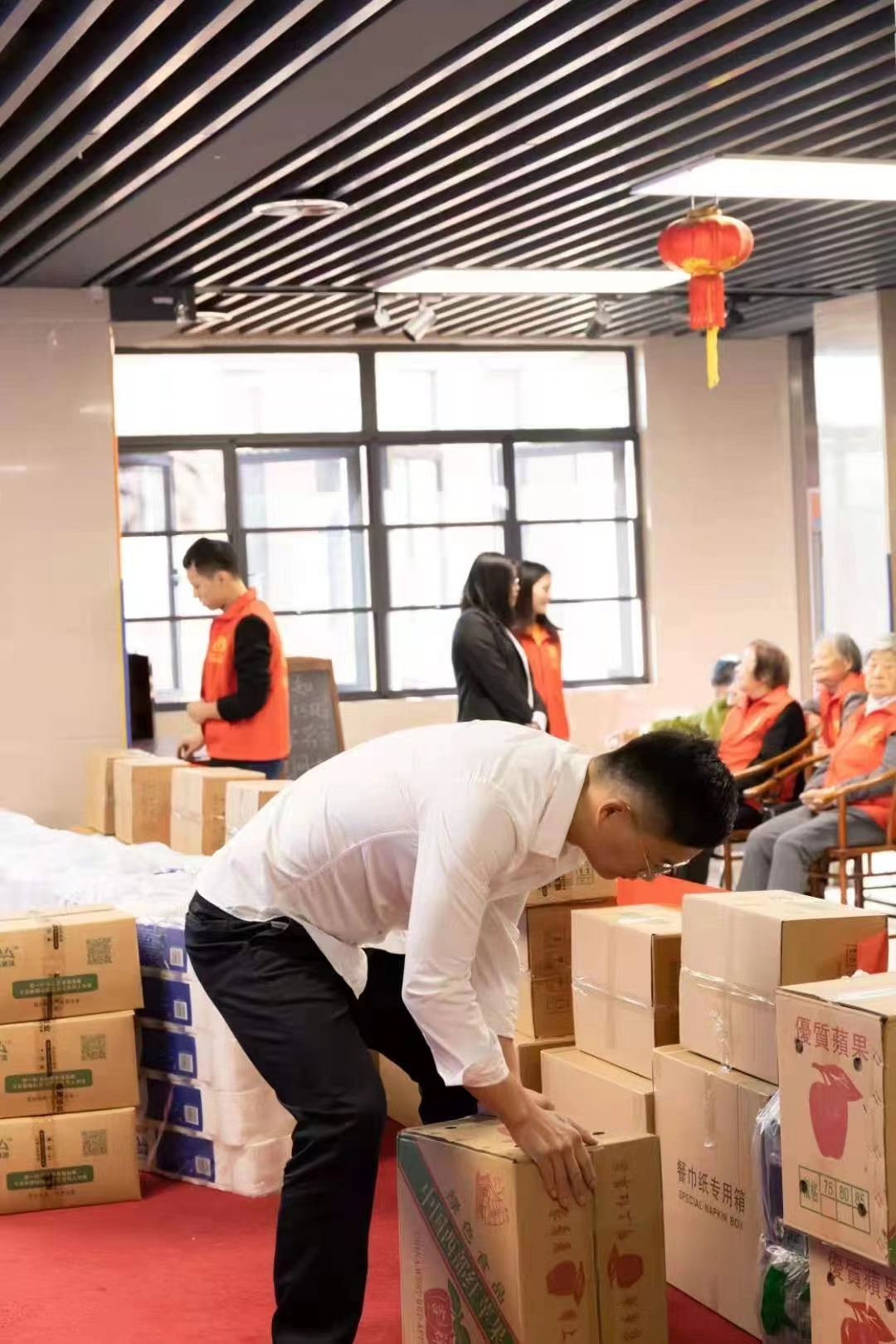 情系老人冷暖,真心送爱陪伴——王长玲先生公益敬老阳光行