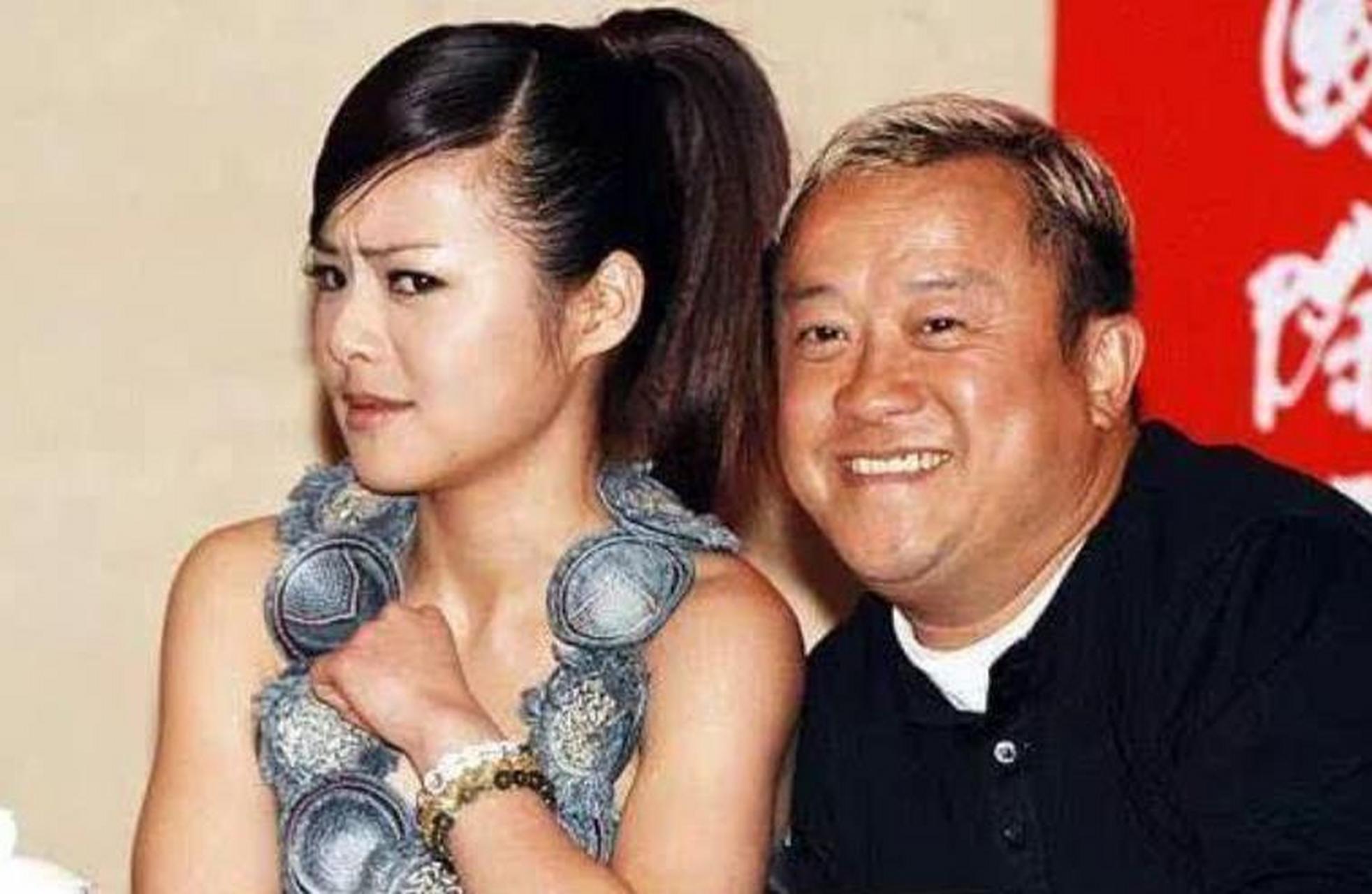 丘凯敏顿时羞得无地自容!曾志伟来了兴致,又追着曾华倩满场跑!