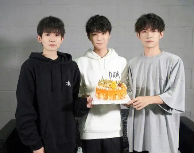 tfboys曝演唱会背影照,王俊凯王源易烊千玺4个字转发,谁看哭了