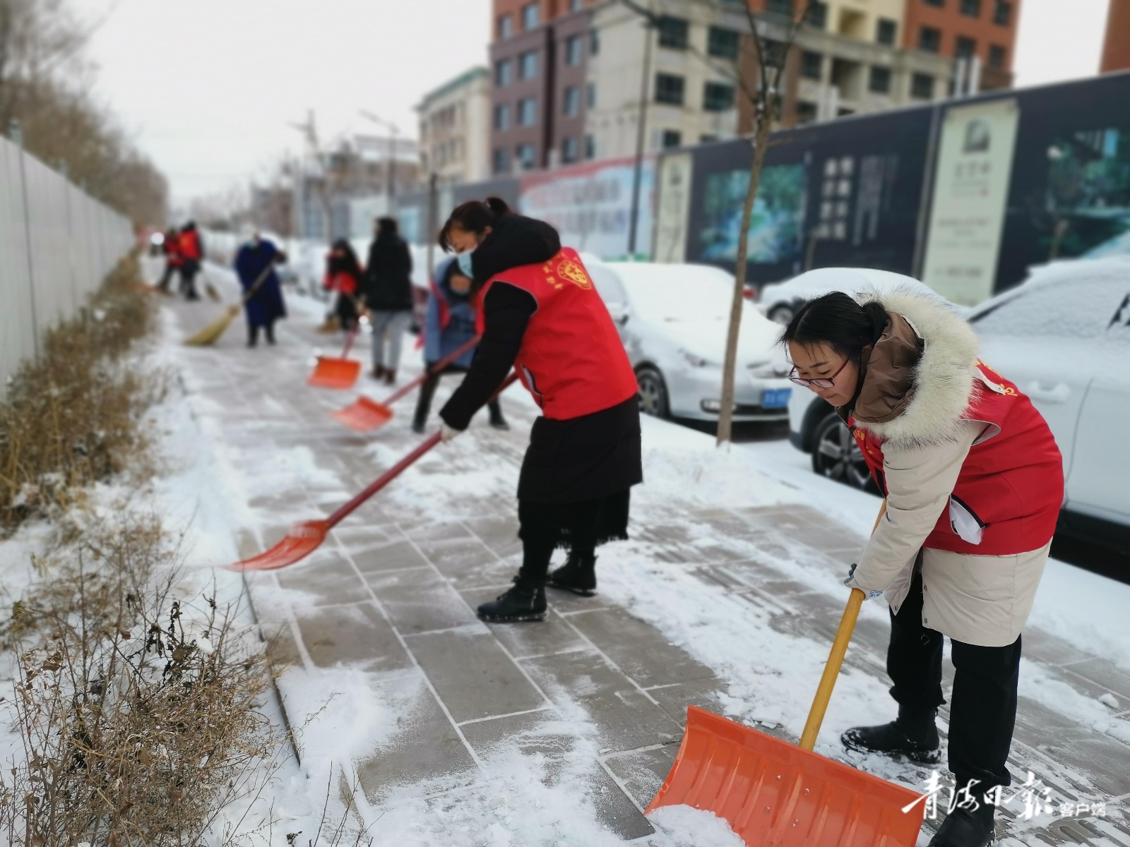 西宁市城中区兴旺社区开展扫雪除冰工作