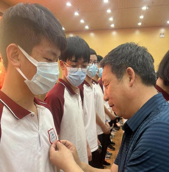郸城二高举办"喜迎二十大·奋进新征程·青年在行动" 入团仪式