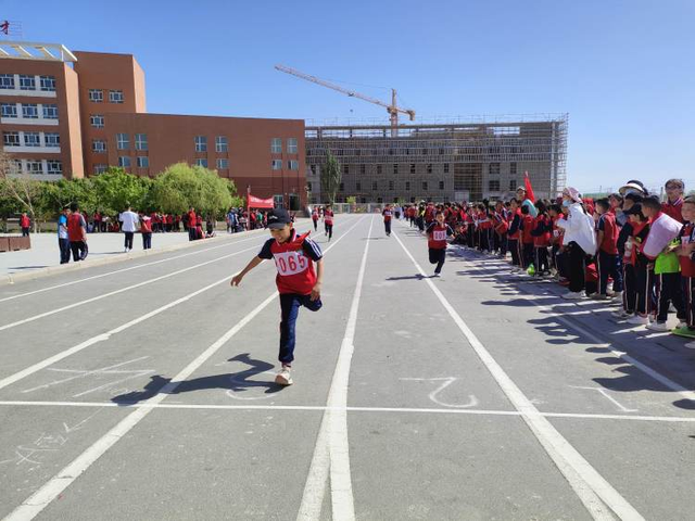 库尔勒市第十一小学召开春季田径运动会