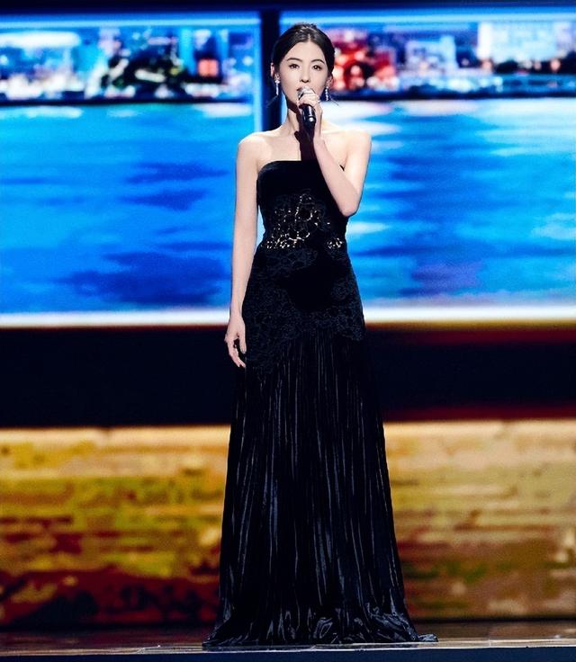 43岁张柏芝最新近况曝光,容貌身材逆跌,当三个孩子的妈妈不容易