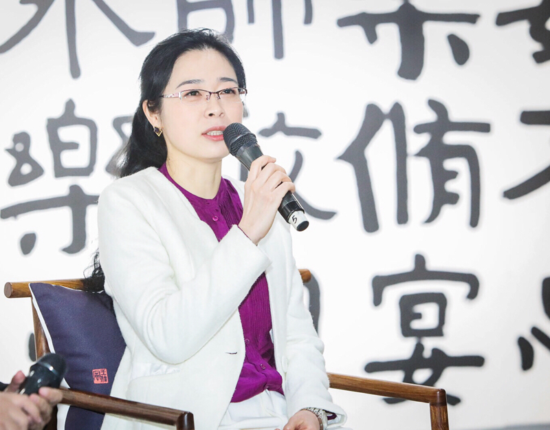她是"乱书大师"的爱徒,人很漂亮,草书功力也超越了恩师!