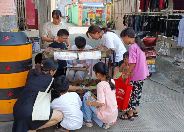 王子悦:推着小小"流动借阅车",小小少年上路了