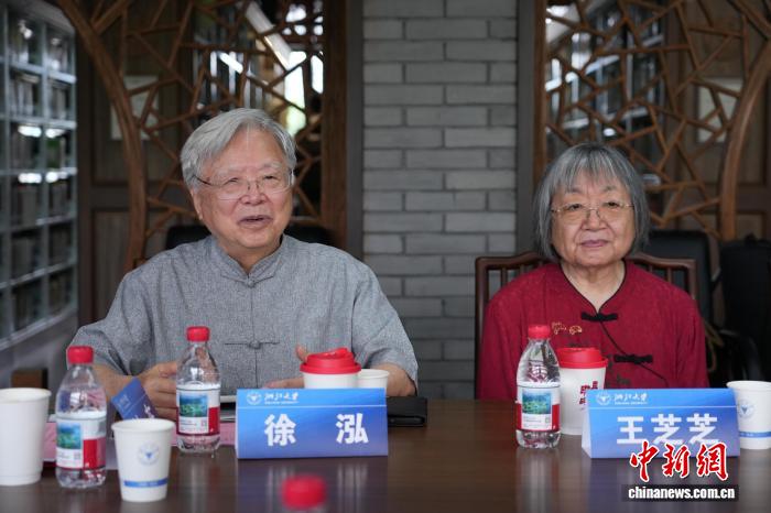 台湾史学伉俪徐泓、王芝芝三万余册藏书“落户”浙大“中西书库”