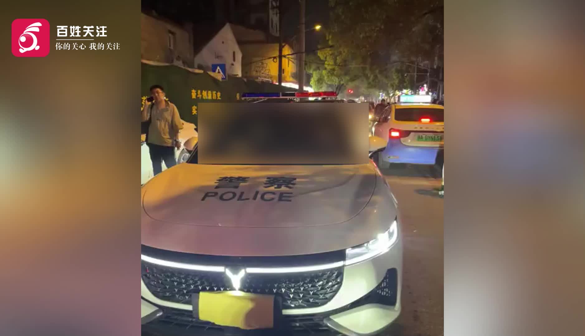 武汉一警车遮挡号牌上路行驶 交警:确系违法将核查处置