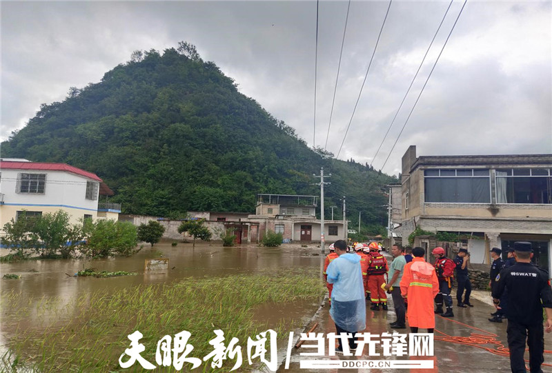 镇宁扁担山镇遭遇洪涝灾害 多部门联合抢险救灾