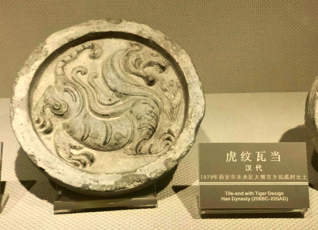 围炉煮茶，这一冬日的惬意之举，常与陶瓷器相伴。然而，陶与瓷，这两者常常让人混淆。中国陶瓷业历史源远流长，陶瓷实为陶器与瓷器的统称。从历史角度看，陶器先于瓷器诞生。陶器的发展可追溯至新石器时代，历经由简至繁、由实用到艺术的演变。在博物馆中，尤其是唐之前的文物，陶制品占据多数。至秦汉时期，陶器的应用已远超盛物器皿，涵盖了日用器皿、瓦当、汉砖等多个领域。唐代标志着瓷器的真正崛起，其中越窑与邢窑最为人所知