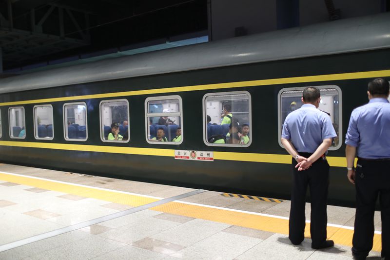 k396次列车滞留旅客抵达北京丰台站