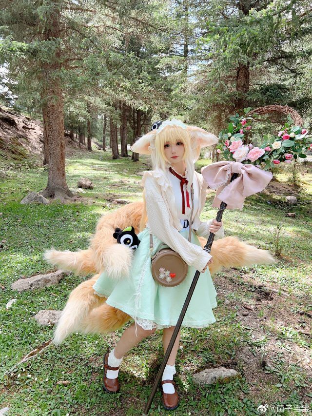 菌子宝宝cos铃兰小姐,展现九尾狐的迷人与可爱