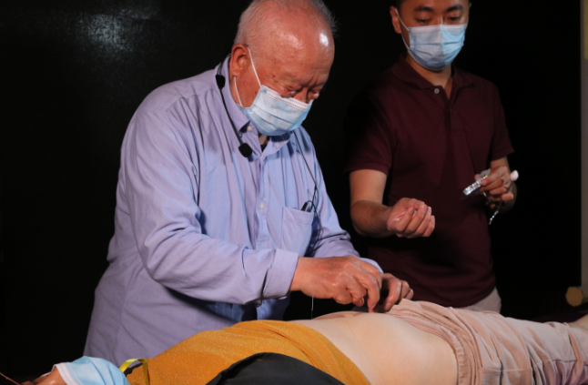 「图展」国医周德安83岁传承"针灸六治法"(附视频)