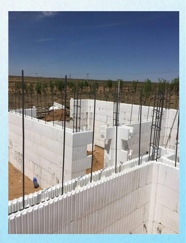 这种建房方式不仅建造过程简便,施工速度迅速,更因出色的保温性能和