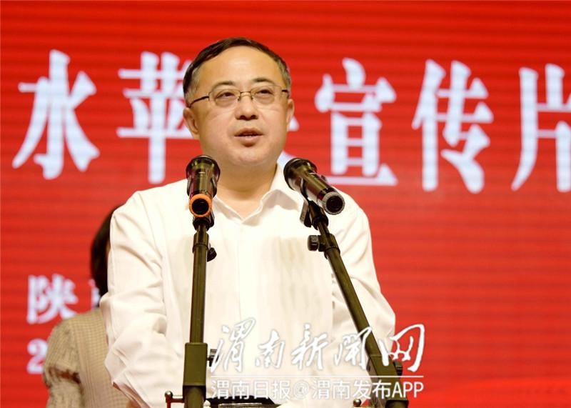 白水籍演员闫妮为白水苹果代言