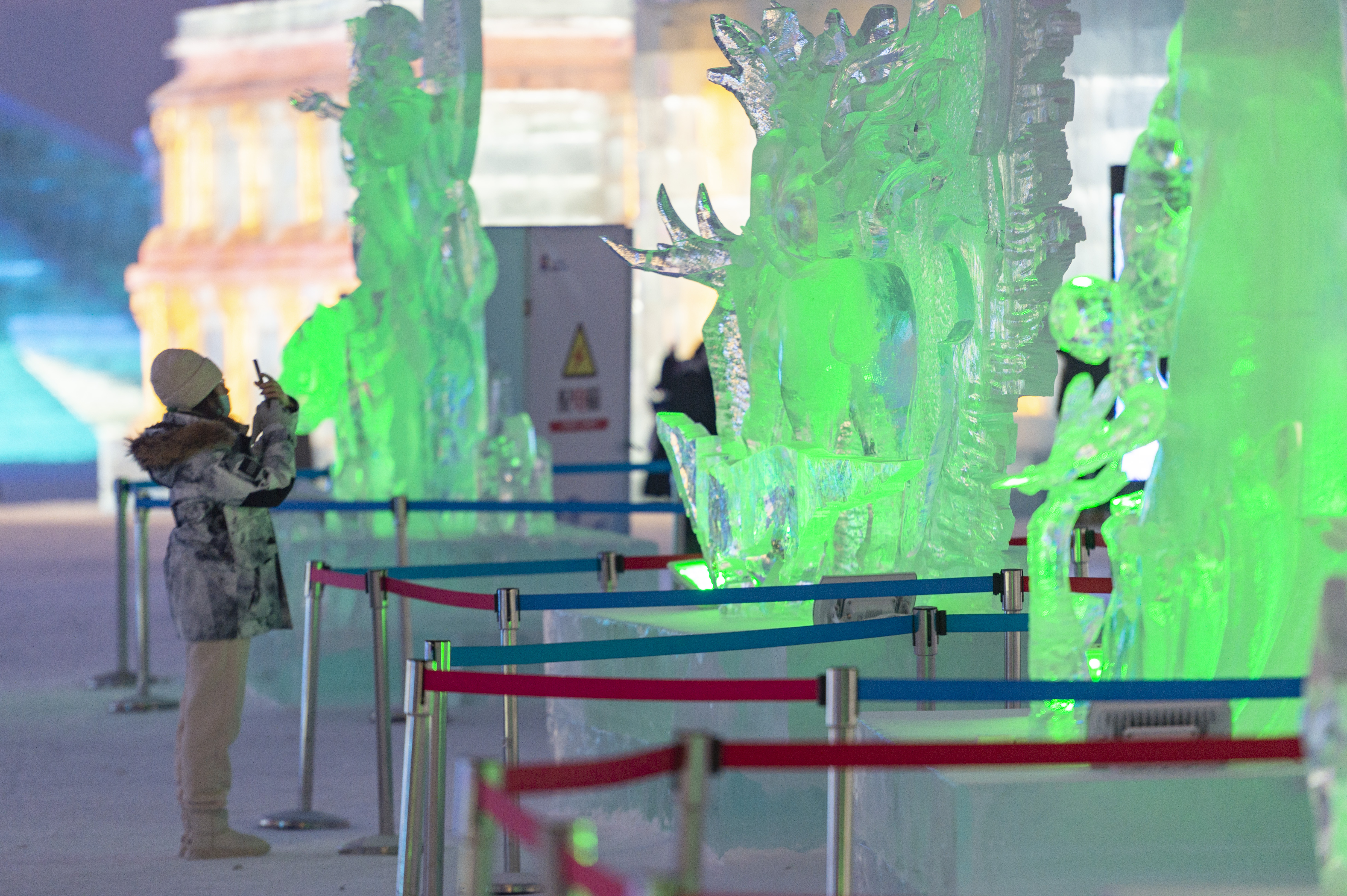 哈尔滨冰雪大世界:魅力冰雕引客来