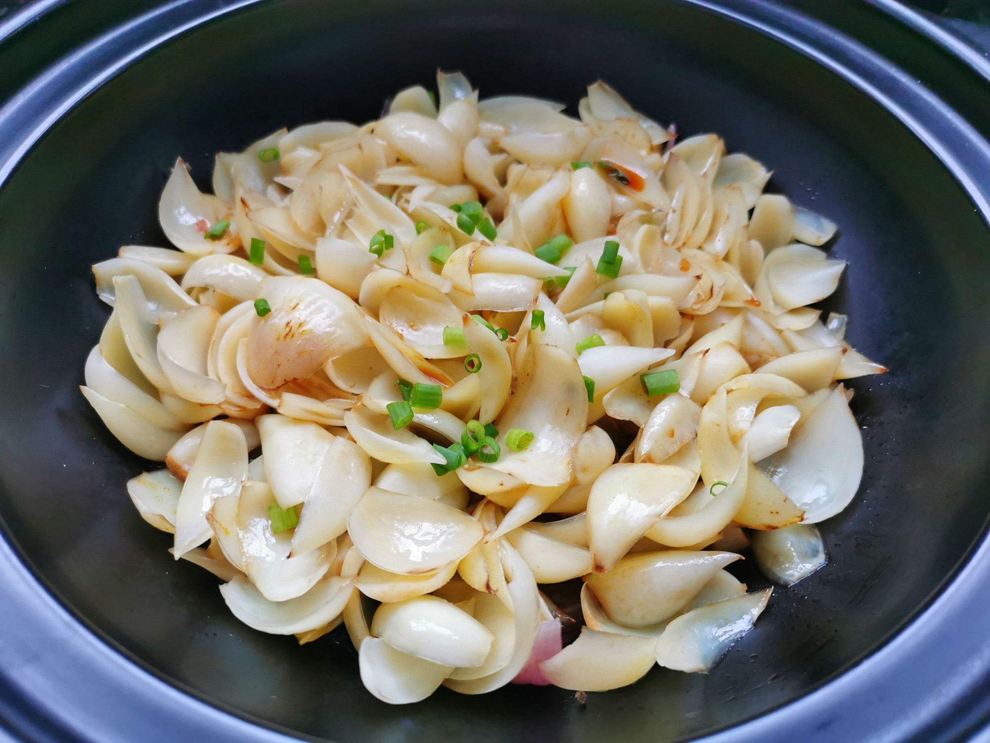 8月,鲜百合正当季,用砂锅焗着吃,又甜又糯,清热去火好处多