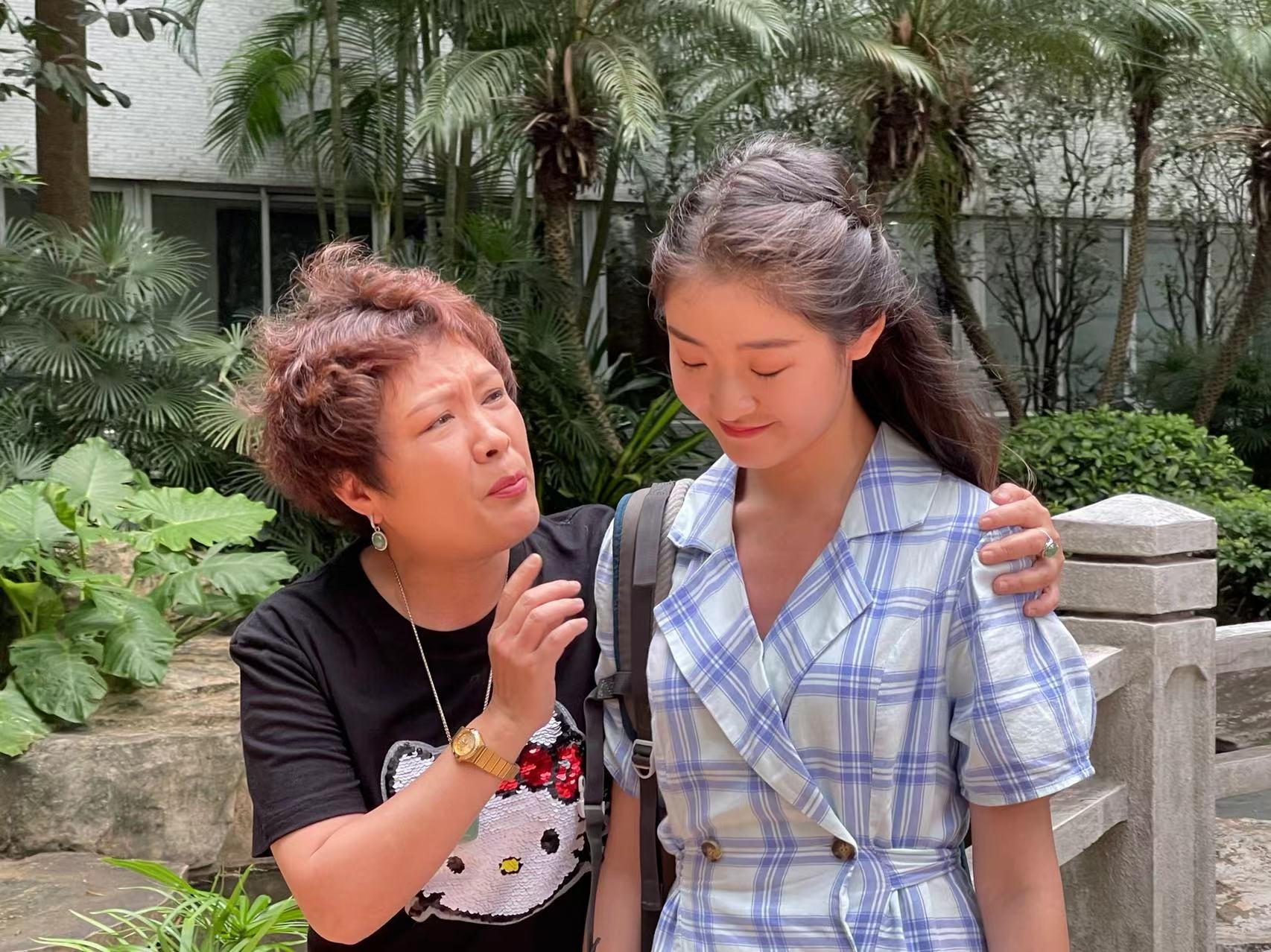 康枝子冯子晴,22岁做主持兼演员,未毕业已买房,简直人生赢家