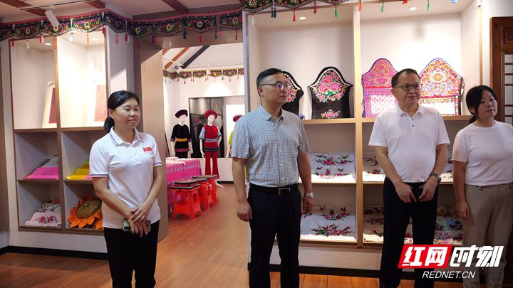 「走基层 找问题 想办法 促发展」桑植县:陈星调研合群村扎染文旅产业