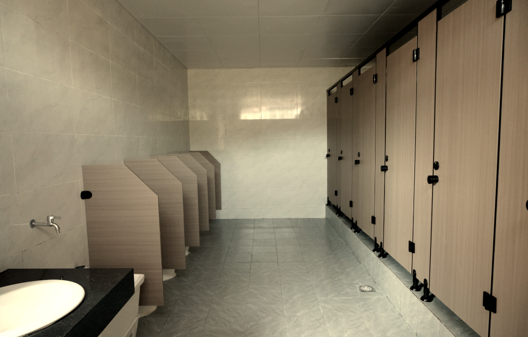 同时,各层楼的公共卫生间设施也已全面更新,为学生们提供了一个更加