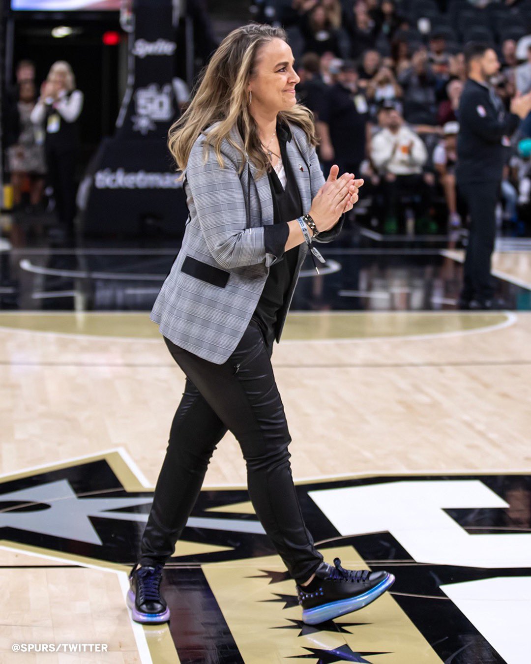 冠军主帅!贝基-哈蒙现身at&t中心观战 与波波&德罗赞拥抱致意