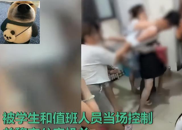 我不跑了你们要做什么?男大学生穿女装进女浴室,被女生现场捉住