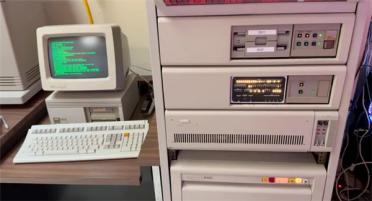 任务管理器之父忍不了SD卡！给40年老主机装上90公斤古董硬盘