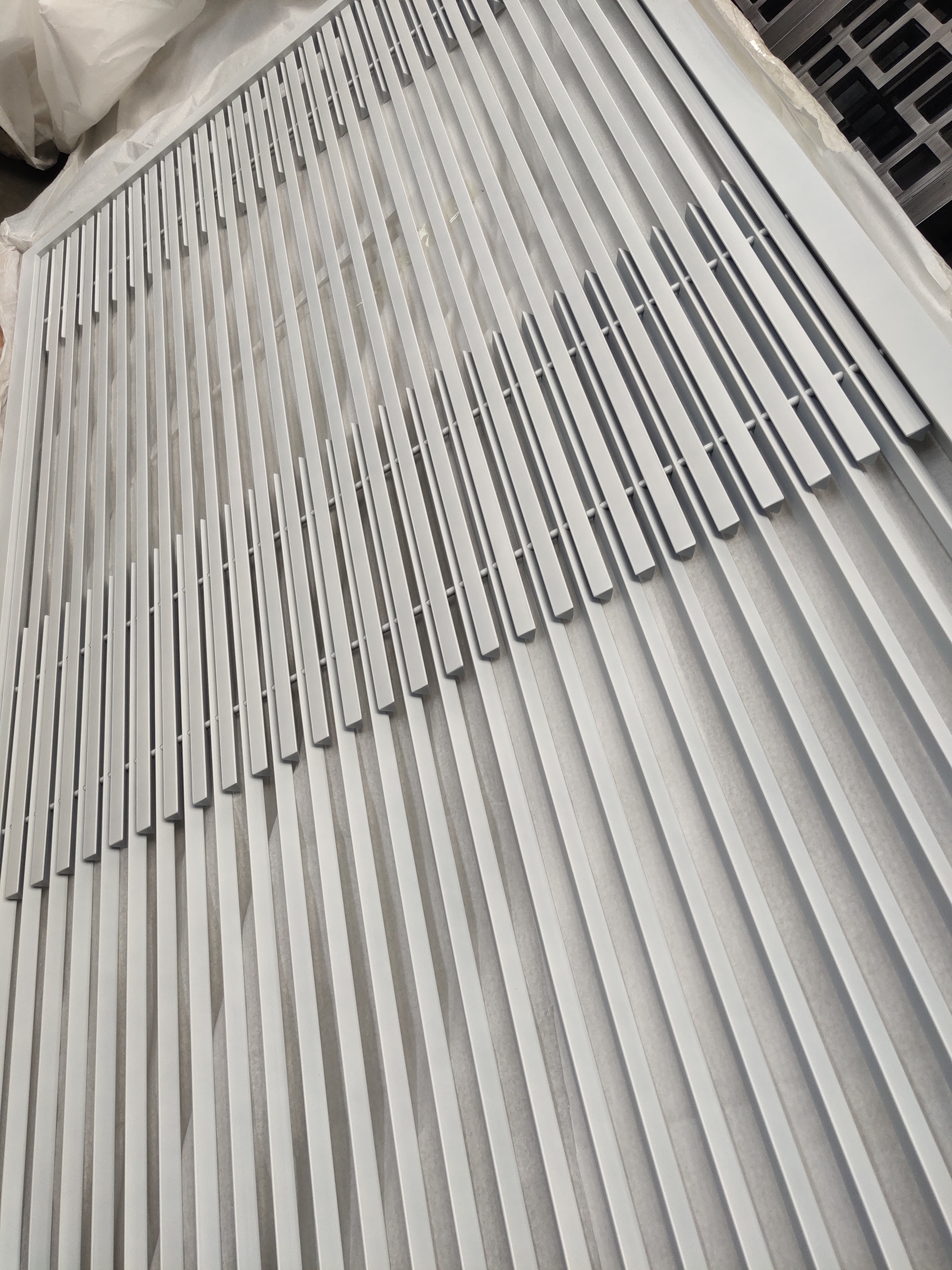 户外不锈钢屏风景墙 金属格栅门窗定制款式