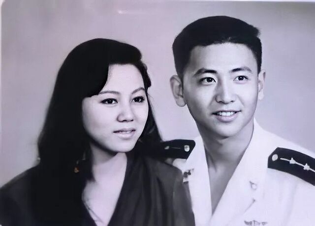 01年飞行员王伟因美机入侵牺牲,妻子22年未嫁,相信丈夫会回来