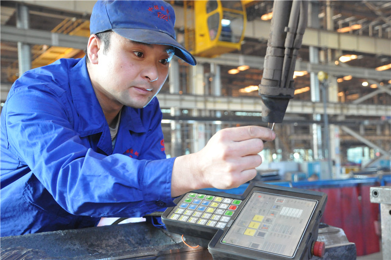 奋斗者正青春|王万明:土洋结合的"焊接大拿"