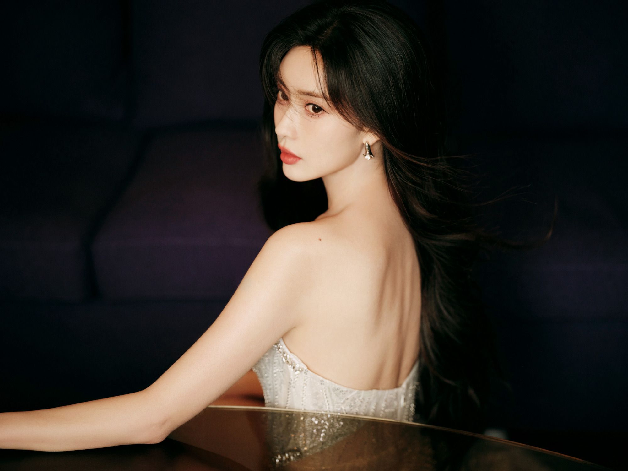 孟子义白色连衣裙精致优雅写真