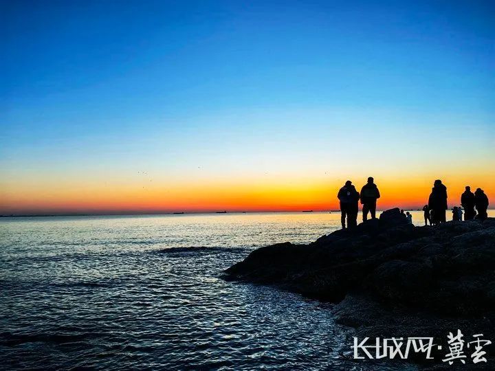 河北秦皇岛:海上升红日 映红渤海湾