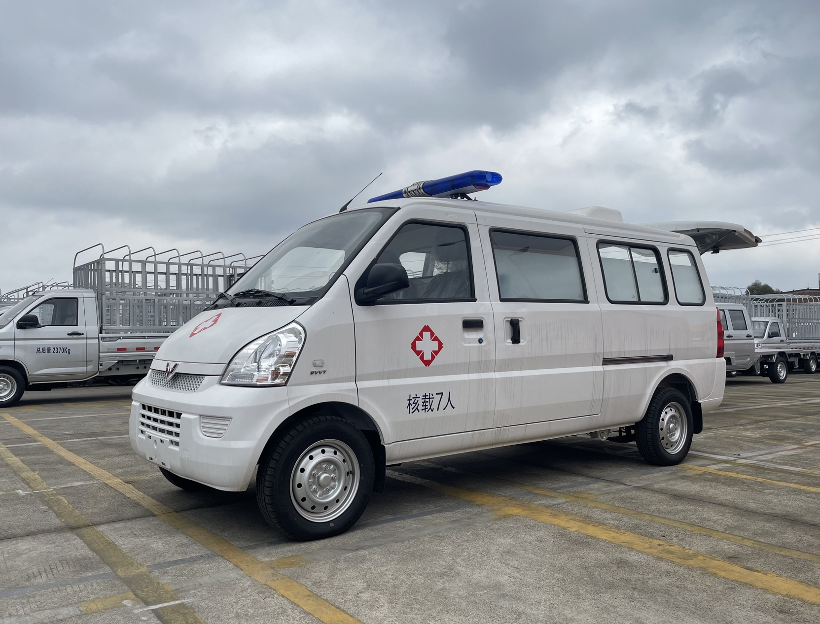 林立五菱荣光加长负压救护车:卫生防疫的坚强后盾