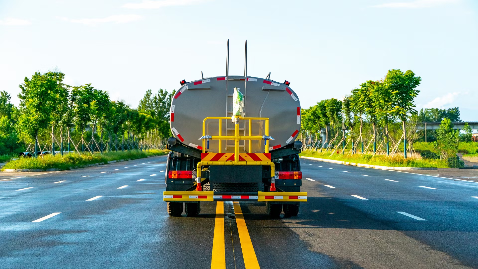 洒水车美图欣赏13.3立方解放前冲后洒