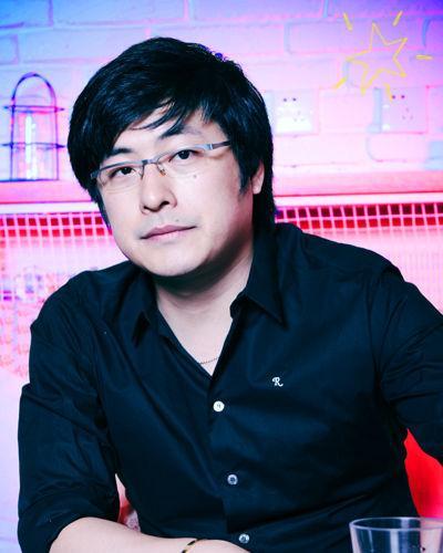 又双叒叕!王岳伦酒店门口搭肩搂抱一年轻女子