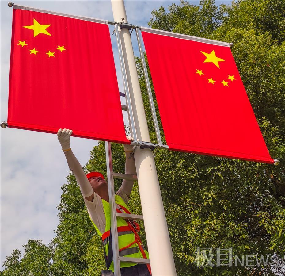 汉口发展大道,一工作人员正张挂国旗