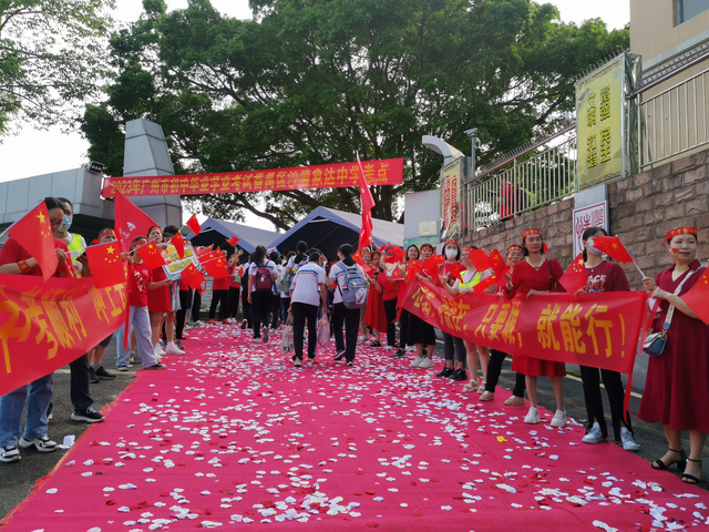 关注中考|"送考护安"两不误!番禺象达中学家长志愿者成为一道亮丽风景