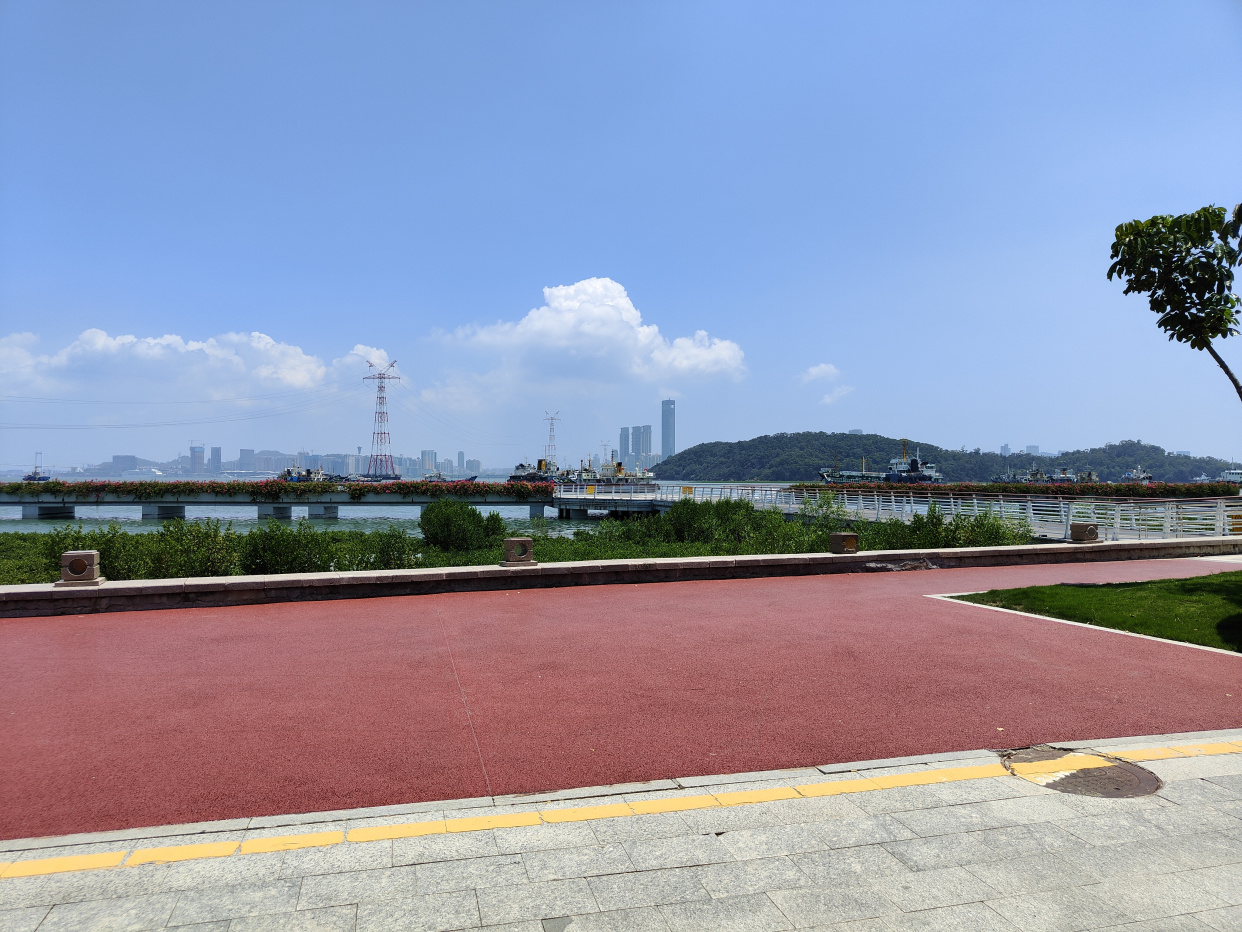 海沧湾是一座沿海湾线打造出的带状公园,厦门旅游的绝佳地方