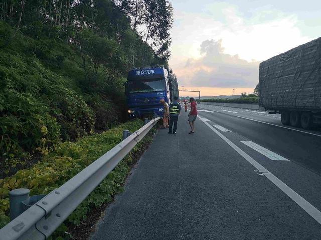 肇花高速三水段一大货车"骑"上护栏,疲劳驾驶惹"祸"端