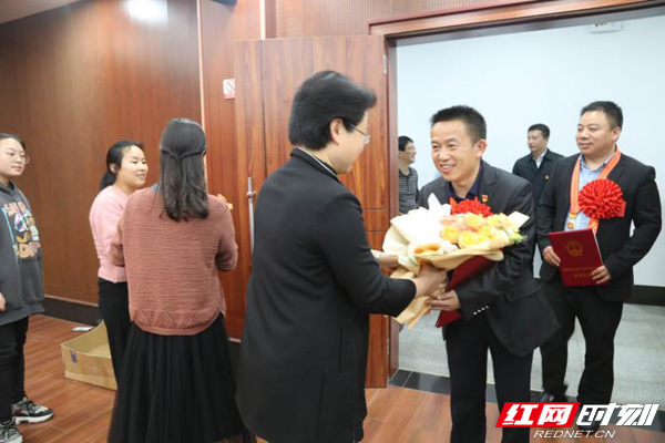 保靖县领导迎接载誉归来的全省脱贫攻坚先进个人和集体