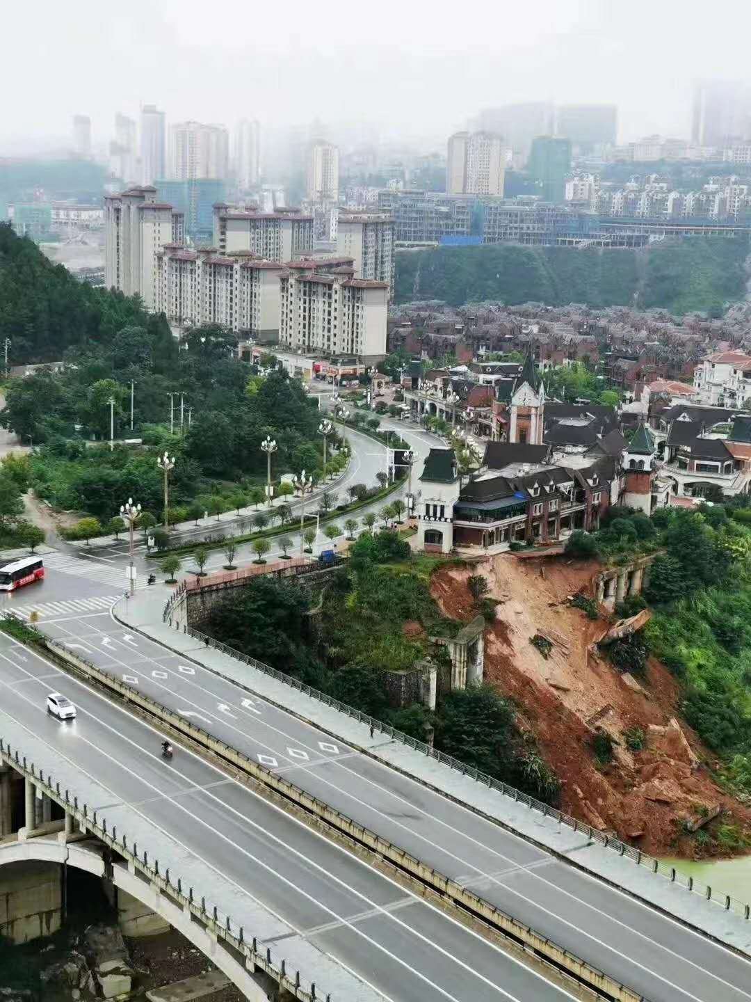 凯里碧桂园一别墅背面边坡发生垮塌