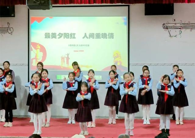 宣威市双龙街道龙华小学举办"敬老月"文艺演出活动