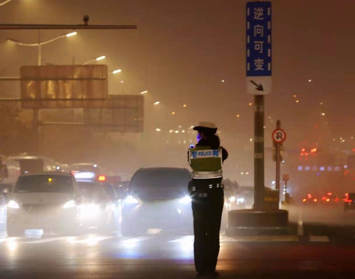 女特警背影图片